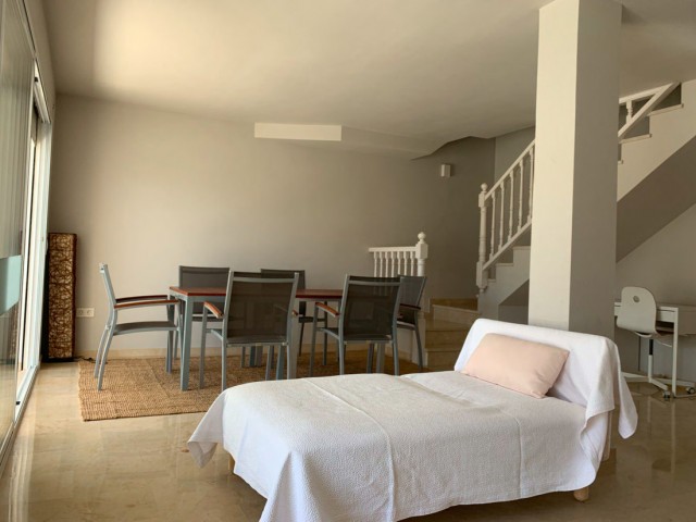 Apartamento con 4 Dormitorios  en Marbesa