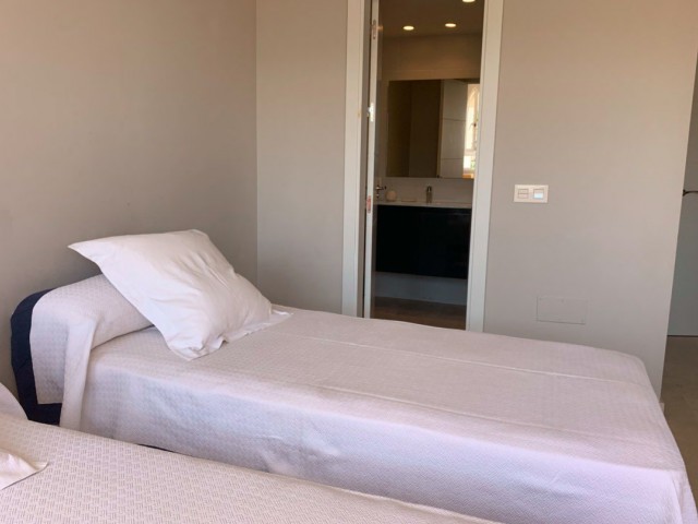 Apartamento con 4 Dormitorios  en Marbesa