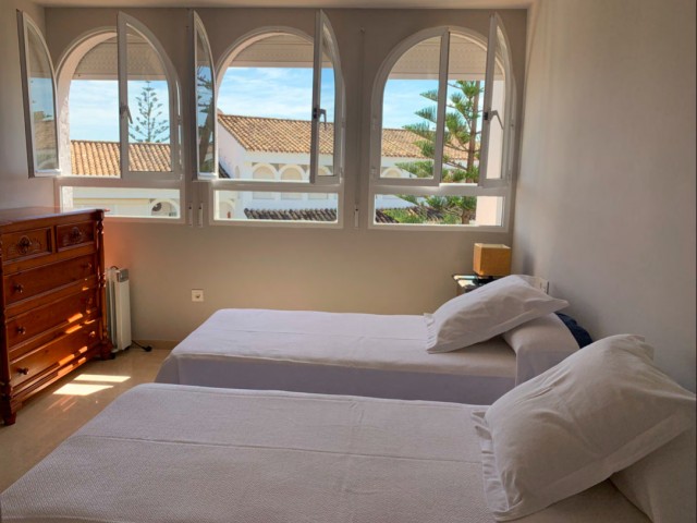 Apartamento con 4 Dormitorios  en Marbesa