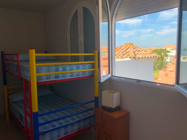 Apartamento con 4 Dormitorios  en Marbesa