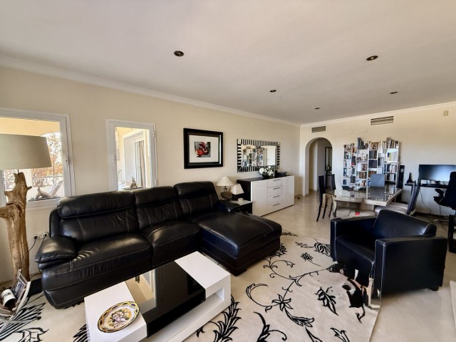 2 Bedrooms Apartment in Elviria