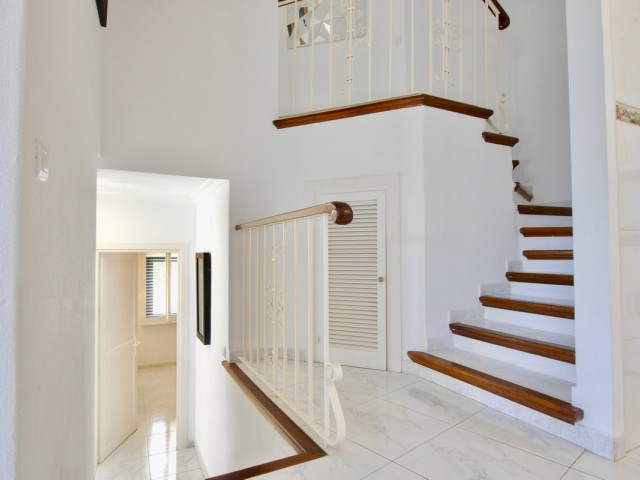 Ático con 3 Dormitorios  en Puerto de Cabopino