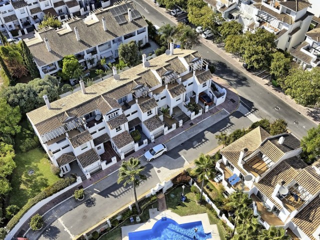 6 Schlafzimmer Reihenhaus in Nueva Andalucía