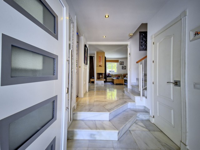 6 Schlafzimmer Reihenhaus in Nueva Andalucía