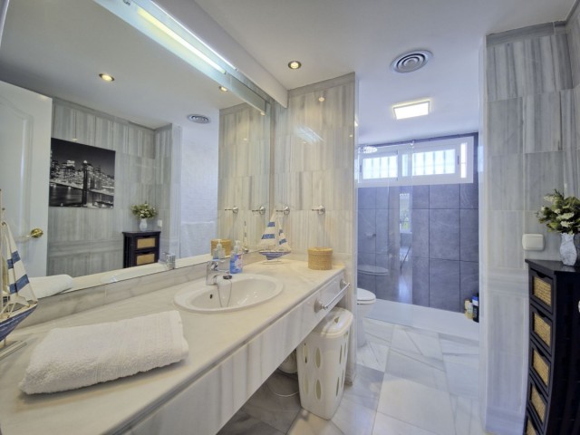 6 Schlafzimmer Reihenhaus in Nueva Andalucía