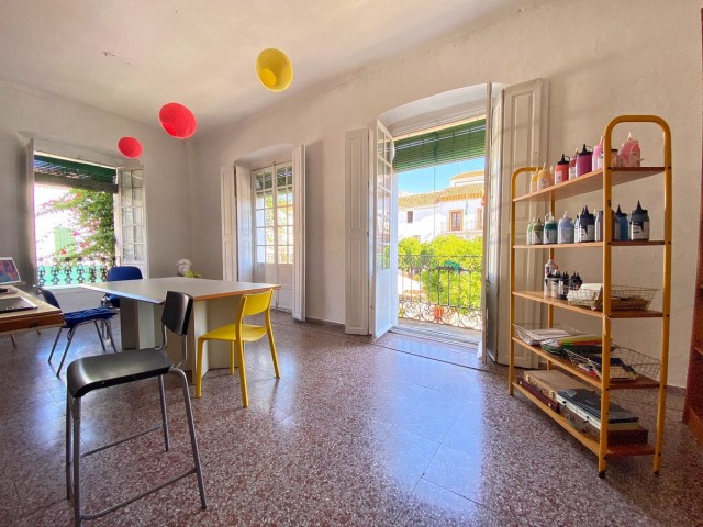 Comercial con 16 Dormitorios  en Marbella