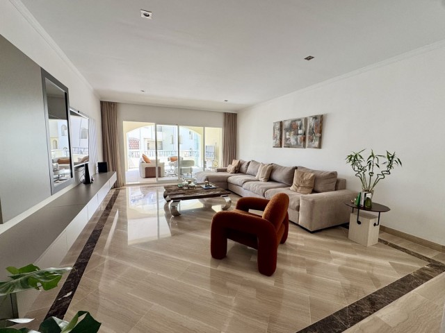 3 Bedrooms Apartment in Elviria