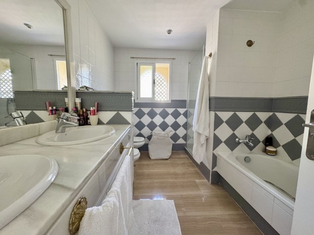 3 Bedrooms Apartment in Elviria