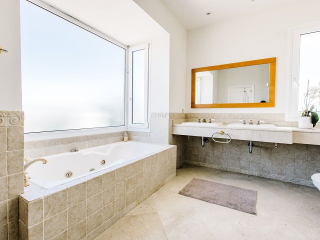 5 Soveroms Villa i Estepona