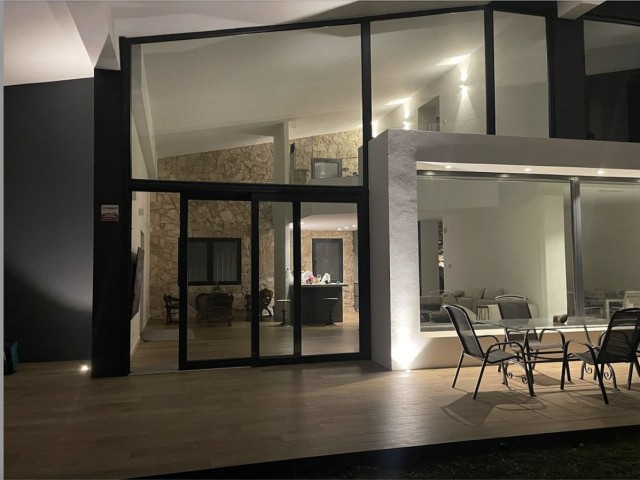 3 Bedrooms Villa in Bel Air