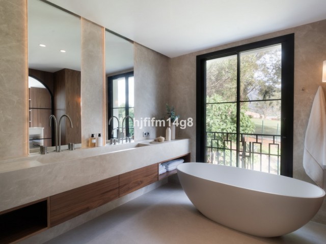 5 Bedrooms Townhouse in Nueva Andalucía