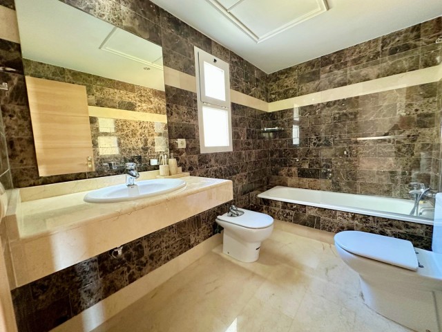 3 Bedrooms Townhouse in Benahavís