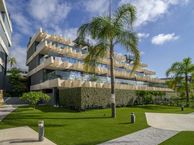 Apartamento con 3 Dormitorios  en Estepona