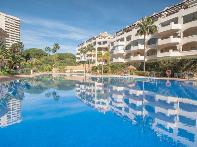 2 Bedrooms Apartment in Elviria