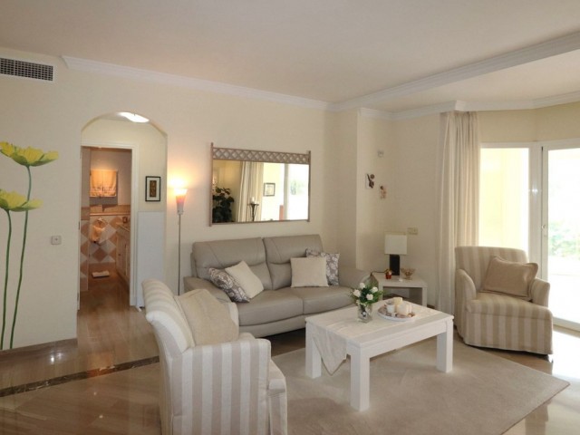 2 Bedrooms Apartment in Elviria