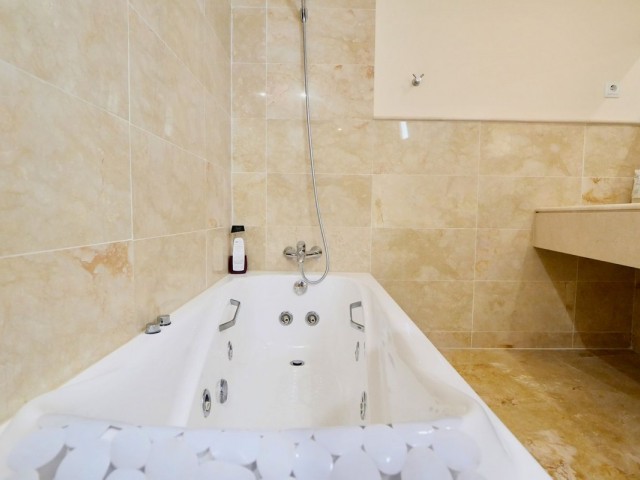 Penthouse avec 3 Chambres  à Altos de los Monteros