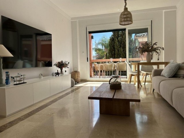 Apartamento con 2 Dormitorios  en Marbesa