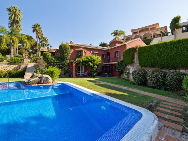 8 Bedrooms Villa in Benalmadena