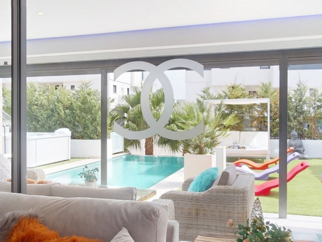 Villa con 5 Dormitorios  en La Cala