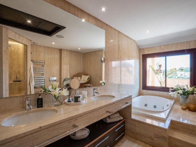 3 Bedrooms Apartment in Puerto Banús