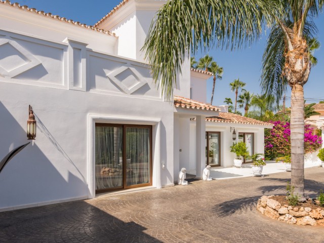 Villa con 5 Dormitorios  en Atalaya