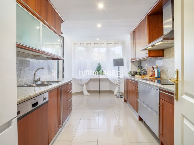 2 Bedrooms Apartment in Nueva Andalucía