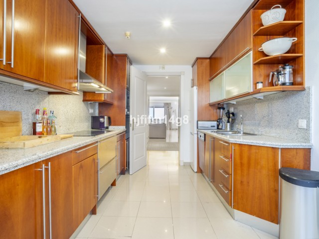 2 Bedrooms Apartment in Nueva Andalucía