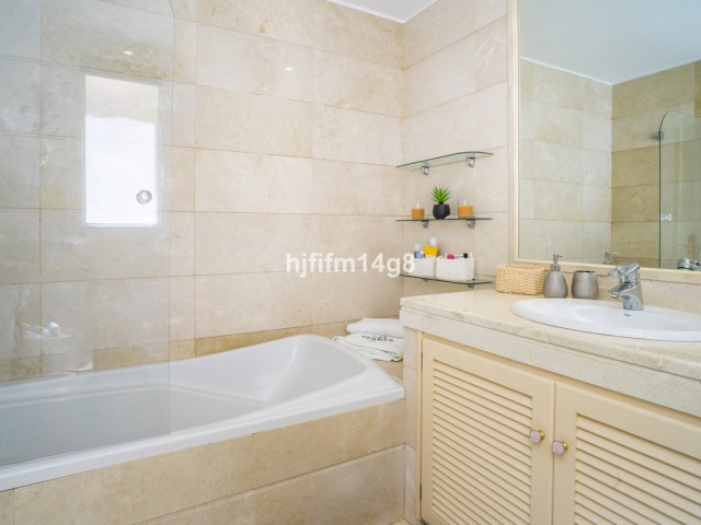 2 Bedrooms Apartment in Nueva Andalucía