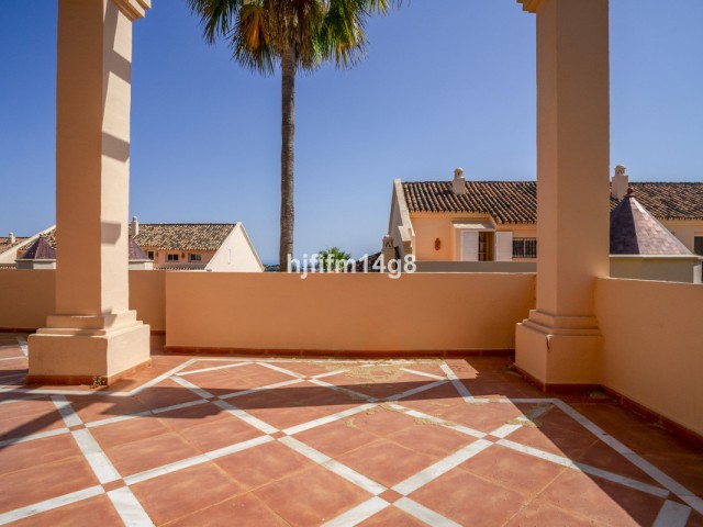 2 Bedrooms Apartment in Nueva Andalucía
