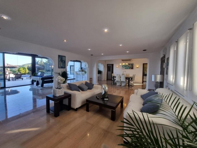 Villa avec 6 Chambres  à Estepona