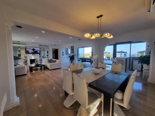 Villa avec 6 Chambres  à Estepona