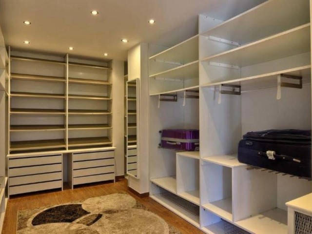 Villa avec 6 Chambres  à Estepona