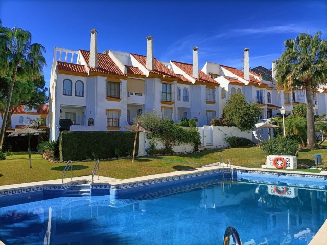 Maison mitoyenne avec 4 Chambres  à Estepona