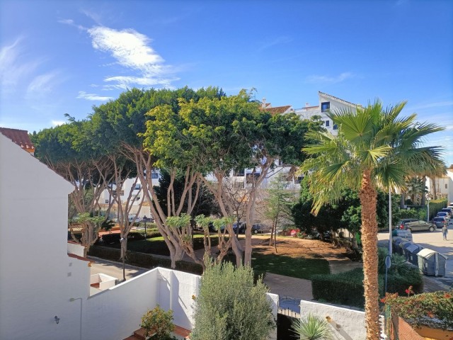 Maison mitoyenne avec 4 Chambres  à Estepona