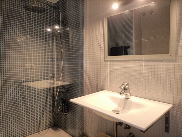 Maison mitoyenne avec 4 Chambres  à Estepona