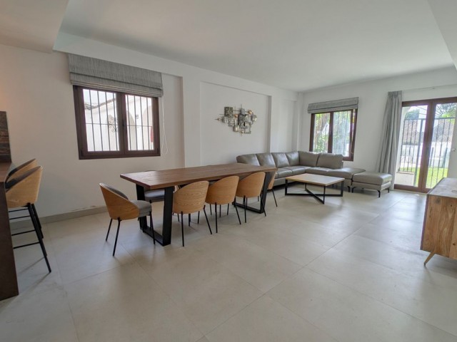 4 Bedrooms Apartment in Puerto Banús