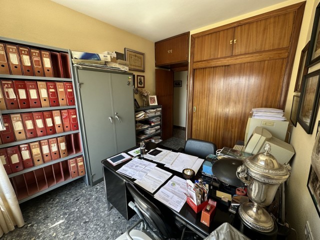 Apartamento con 4 Dormitorios  en Málaga Centro