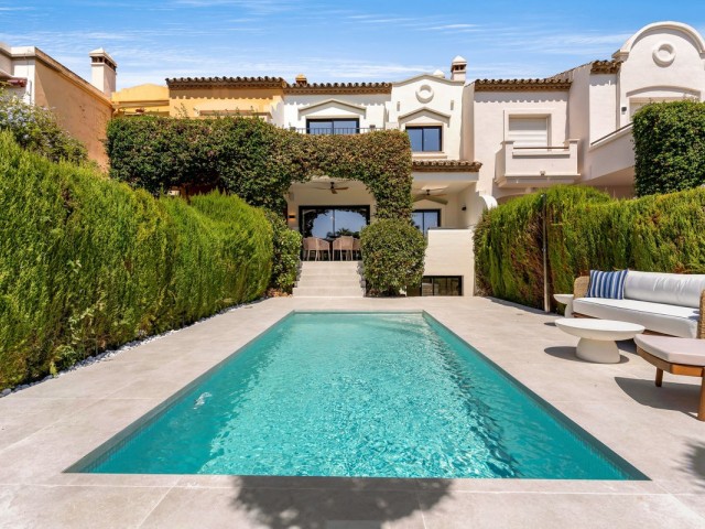 4 Bedrooms Townhouse in Nueva Andalucía