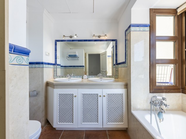 4 Bedrooms Townhouse in Benahavís