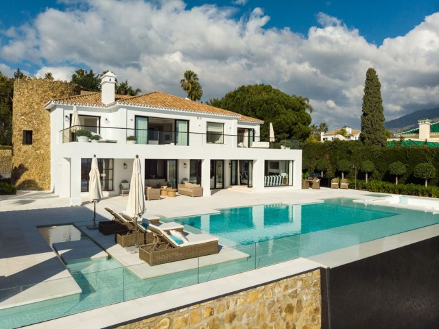 Villa con 5 Dormitorios  en Nueva Andalucía