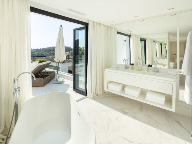 Villa con 5 Dormitorios  en Nueva Andalucía