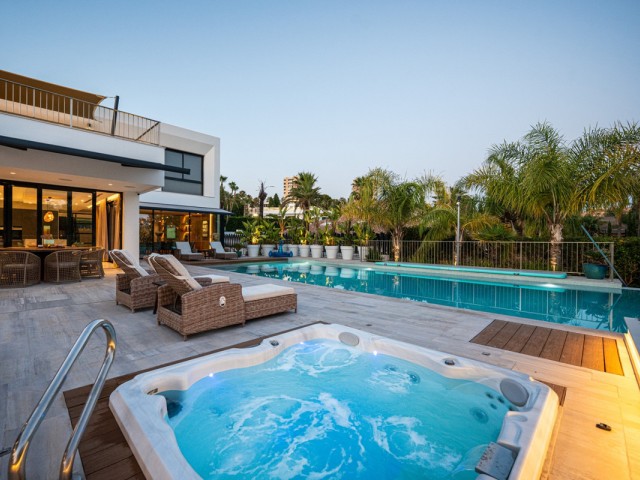 5 Bedrooms Villa in Nueva Andalucía