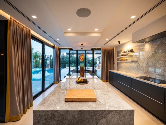 5 Bedrooms Villa in Nueva Andalucía