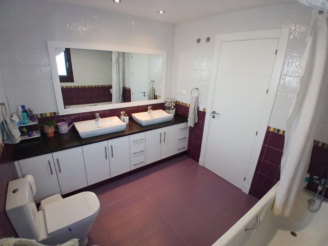 Villa con 4 Dormitorios  en Los Pacos