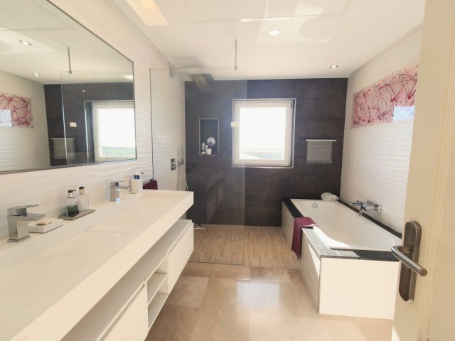 Apartamento con 2 Dormitorios  en San Roque Club