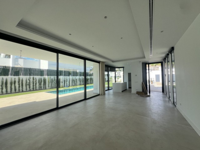 Villa con 5 Dormitorios  en Atalaya