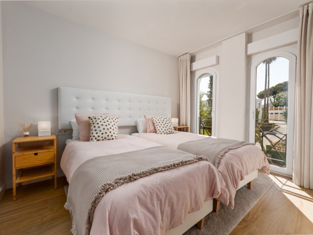 Apartamento con 3 Dormitorios  en Estepona