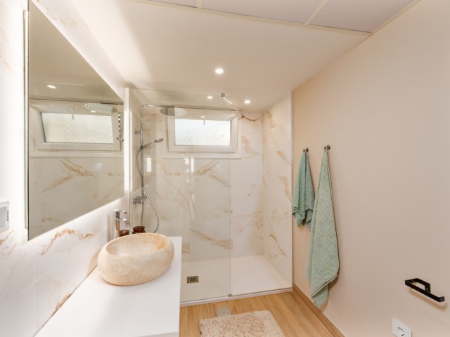 Apartamento con 3 Dormitorios  en Estepona