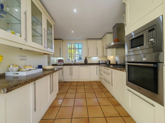 3 Bedrooms Villa in Estepona