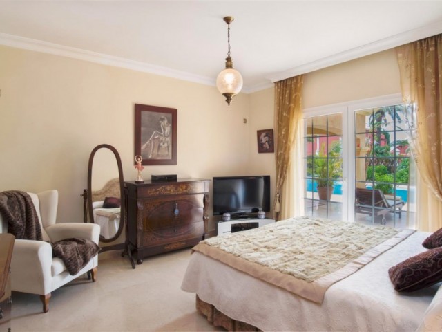 6 Bedrooms Villa in Marbesa